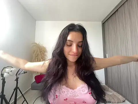 Snapshot of dakota_le chatting on June 6, 2:44 pm dakota le online show from June 6, 2:44 pm