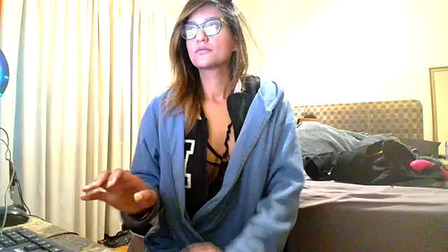 Snapshot of karmicQueen669 chatting on July 2, 4:29 am karmicQueen669 online show from July 2, 4:29 am