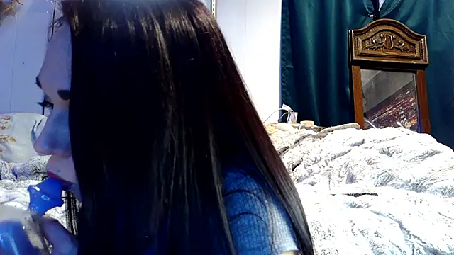 Genevieve143 online show from December 2, 6:30 am