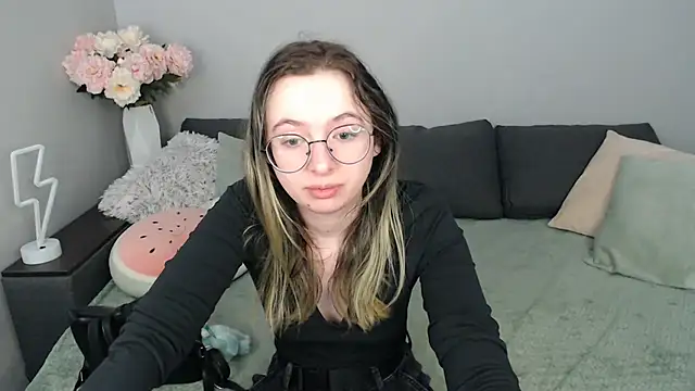 Mini Diva online show from September 15, 8:03 am