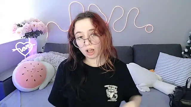 Snapshot of Mini_Diva chatting on March 2, 9:05 am Mini Diva online show from March 2, 9:05 am