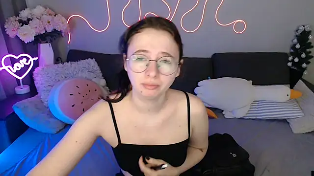 Mini Diva online show from April 1, 8:48 am