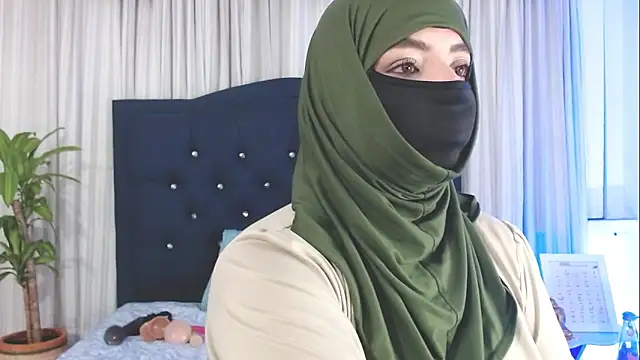 Snapshot of Uzra_hayed chatting on March 3, 10:52 pm Uzra hayed online show from March 3, 10:52 pm