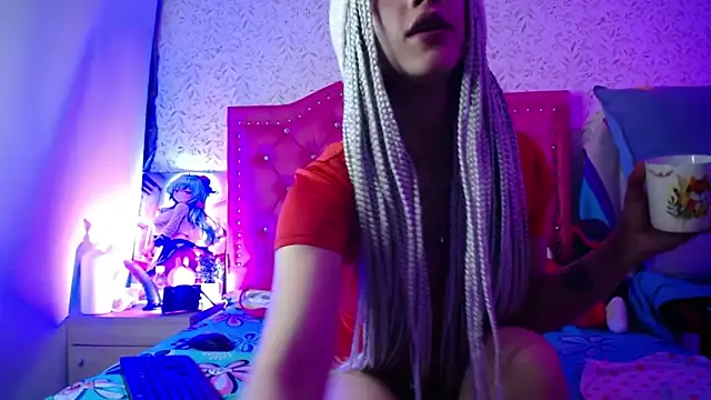 luly pink online show from December 13, 9:53 pm