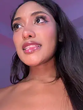 Snapshot of VictoireFeller chatting on February 7, 12:36 am VictoireFeller online show from February 7, 12:36 am