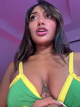 Snapshot of VictoireFeller chatting on February 9, 3:32 am VictoireFeller online show from February 9, 3:32 am