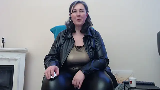Snapshot of MilfGina chatting on March 4, 9:00 pm MilfGina online show from March 4, 9:00 pm