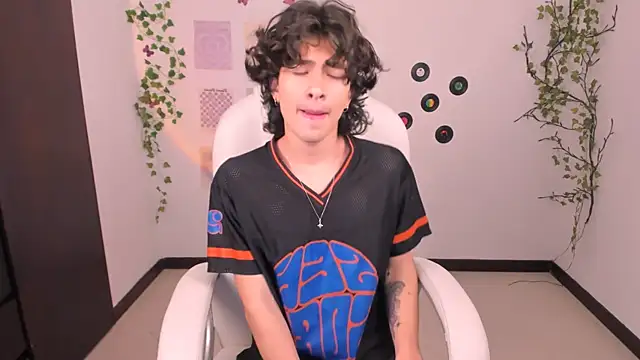 Snapshot of Angelo_duarte chatting on September 24, 6:00 pm Angelo duarte online show from September 24, 6:00 pm