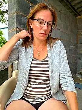 Snapshot of SpiceLea chatting on June 4, 7:25 am SpiceLea online show from June 4, 7:25 am