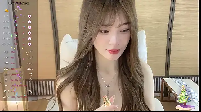 Snapshot of Yuuuuuly chatting on December 12, 6:53 pm Yuuuuuly online show from December 12, 6:53 pm