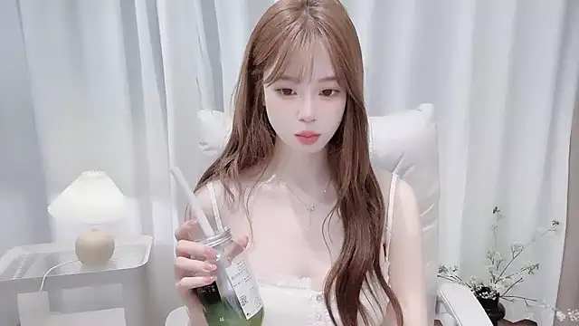 Snapshot of Yuuuuuly chatting on November 13, 3:55 pm Yuuuuuly online show from November 13, 3:55 pm