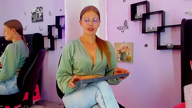 Snapshot of Laurablue chatting on December 14, 8:40 pm Laurablue online show from December 14, 8:40 pm