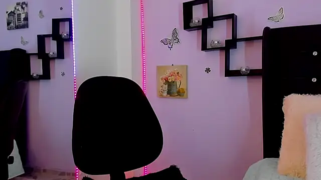 Snapshot of Laurablue chatting on December 20, 12:08 am Laurablue online show from December 20, 12:08 am