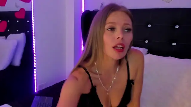 Snapshot of Laurablue chatting on February 25, 9:13 pm Laurablue online show from February 25, 9:13 pm