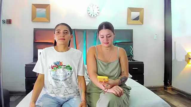 Snapshot of AndreaAndKarina chatting on December 2, 12:29 pm AndreaAndKarina online show from December 2, 12:29 pm