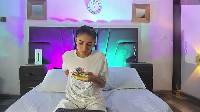 Snapshot of AndreaAndKarina chatting on December 14, 6:20 pm AndreaAndKarina online show from December 14, 6:20 pm