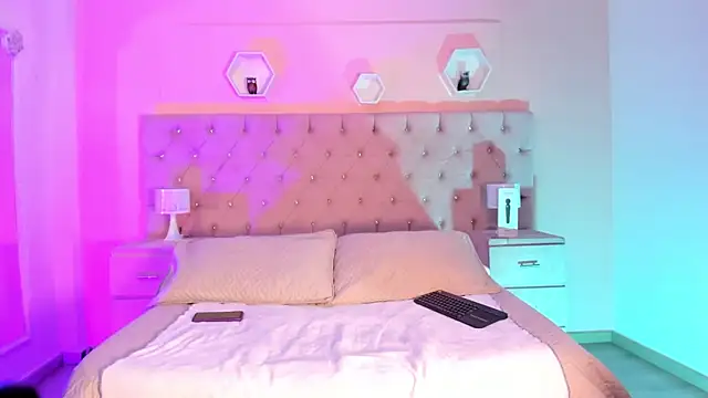 Snapshot of AndreaAndKarina chatting on January 25, 2:37 am AndreaAndKarina online show from January 25, 2:37 am