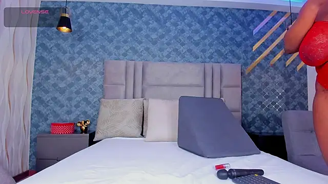 NiiaMoore online show from March 11, 8:20 pm