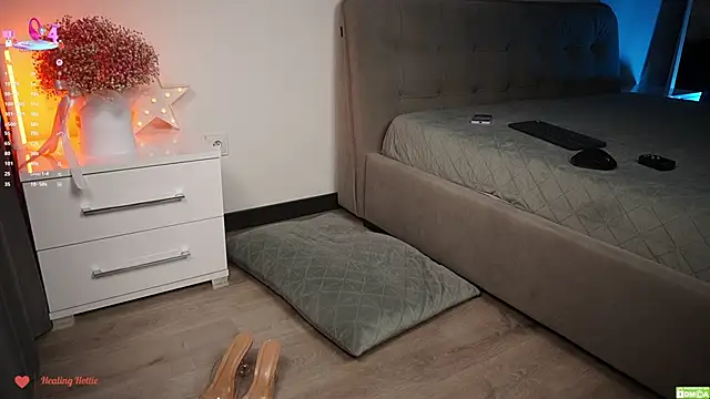 Snapshot of Healing_Hottie chatting on March 19, 7:49 pm Healing Hottie online show from March 19, 7:49 pm