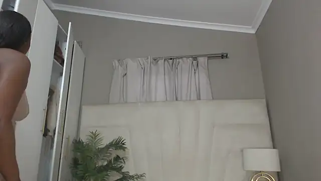 Snapshot of naughtyblackdolie chatting on February 5, 3:55 am naughtyblackdolie online show from February 5, 3:55 am