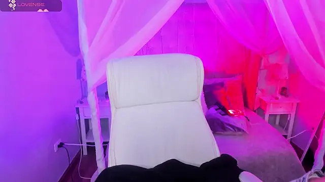 Snapshot of Hanna__Becker_ chatting on February 26, 3:32 am Hanna  Becker  online show from February 26, 3:32 am