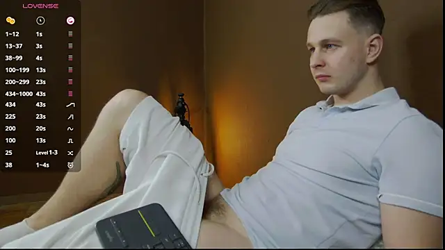 Snapshot of charlie_smiley chatting on December 6, 1:18 am charlie smiley online show from December 6, 1:18 am