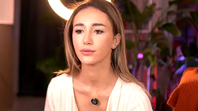 EmilyRaymont online show from November 28, 4:48 am