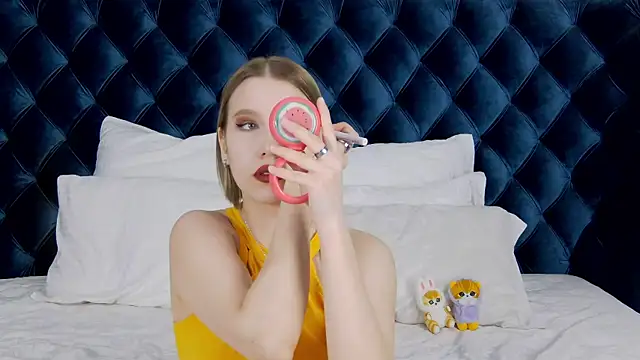 LiliLinn online show from February 8, 2:16 pm