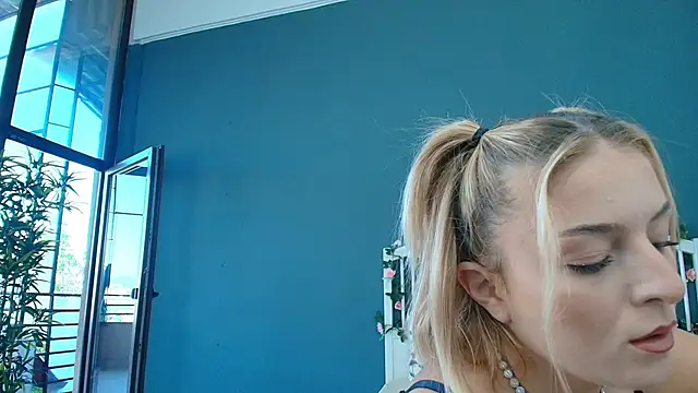 Snapshot of AlicePirs chatting on June 21, 4:15 am AlicePirs online show from June 21, 4:15 am