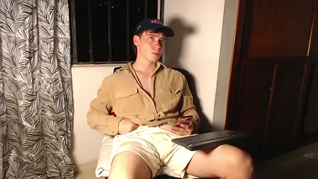 Snapshot of harry_greg21 chatting on September 12, 12:44 am harry greg21 online show from September 12, 12:44 am