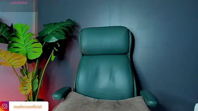 Snapshot of noah_crux chatting on June 3, 10:04 pm noah crux online show from June 3, 10:04 pm
