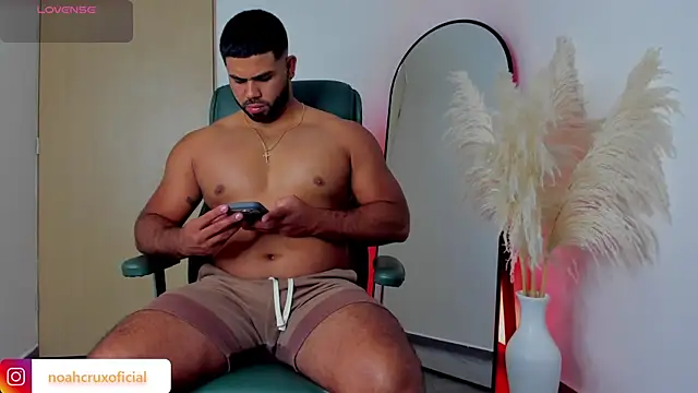 Snapshot of noah_crux chatting on June 20, 1:19 am noah crux online show from June 20, 1:19 am