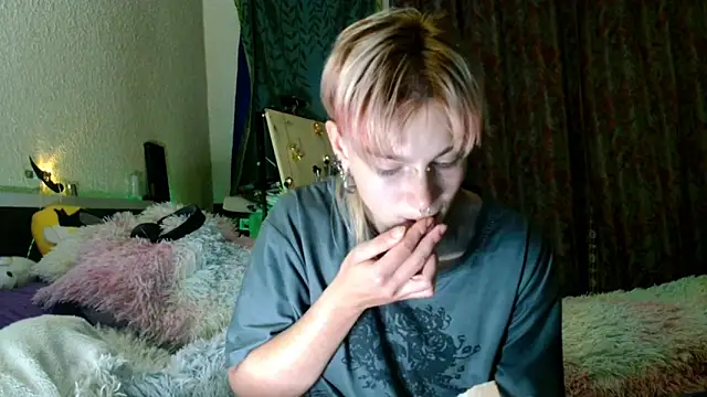 Snapshot of Sophie_Bell chatting on May 15, 7:43 pm Sophie Bell online show from May 15, 7:43 pm