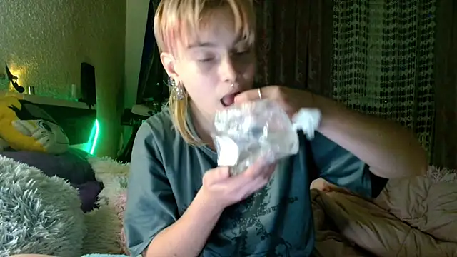 Snapshot of Sophie_Bell chatting on May 16, 6:28 pm Sophie Bell online show from May 16, 6:28 pm