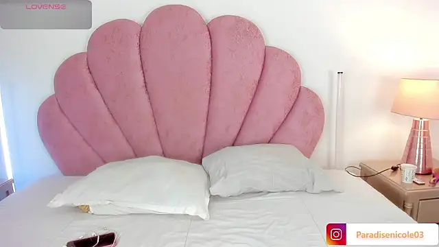 Snapshot of Nicole_Paradise chatting on May 31, 1:07 pm Nicole Paradise online show from May 31, 1:07 pm