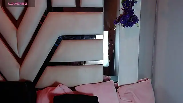 Snapshot of Aurora_18 chatting on April 23, 2:41 pm Aurora 18 online show from April 23, 2:41 pm