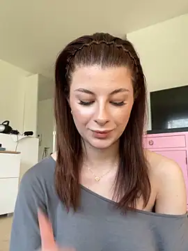 Mia-Minou online show from April 2, 12:14 pm