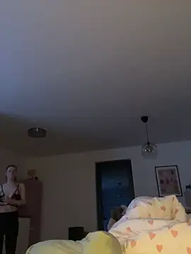 Mia-Minou online show from April 10, 7:40 pm