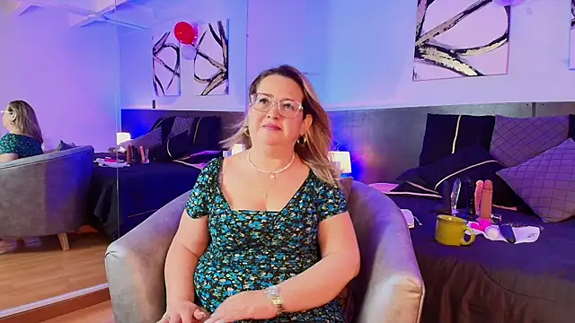 Snapshot of MartinaCaycedo chatting on March 5, 10:33 am MartinaCaycedo online show from March 5, 10:33 am