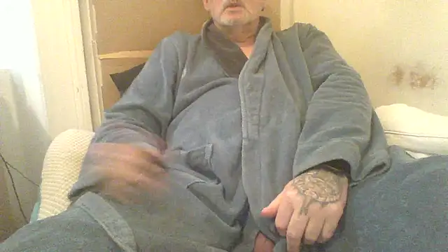 Snapshot of oldenglishguy chatting on October 26, 3:07 pm oldenglishguy online show from October 26, 3:07 pm