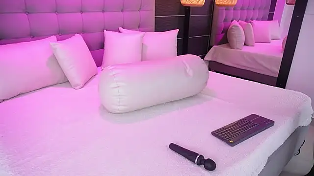 Bella TS  online show from February 7, 9:15 pm