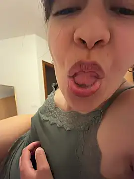 Snapshot of BitchyBratxxx chatting on May 5, 7:22 pm BitchyBratxxx online show from May 5, 7:22 pm