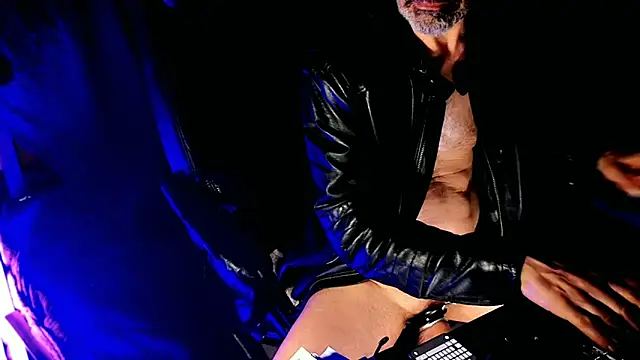 Snapshot of lux_dei chatting on March 24, 3:11 am lux dei online show from March 24, 3:11 am