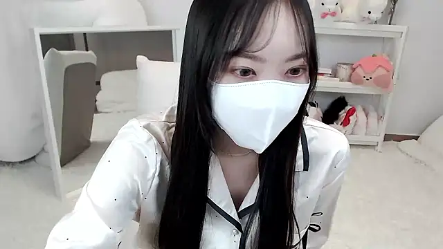 Snapshot of momo_room chatting on May 9, 11:59 am momo room online show from May 9, 11:59 am