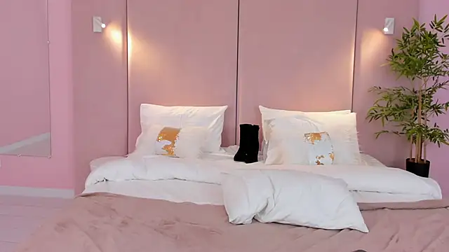 CamillaLarson online show from February 6, 10:37 am