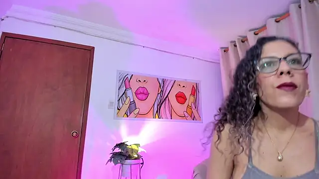 Snapshot of StarMilf chatting on August 3, 12:32 pm StarMilf online show from August 3, 12:32 pm