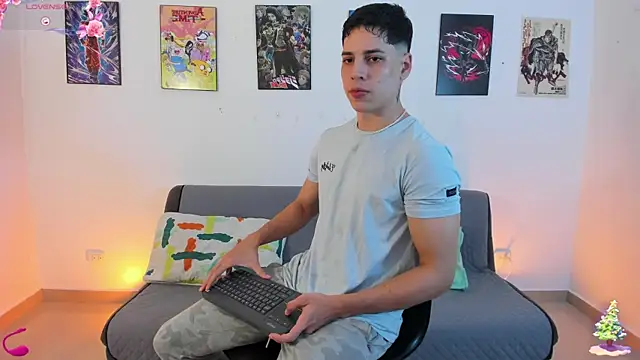 jonathanjoestar  online show from December 13, 11:43 pm