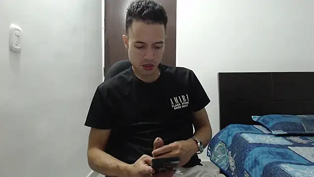 Snapshot of dimitriquiet05 chatting on December 7, 3:36 am dimitriquiet05 online show from December 7, 3:36 am