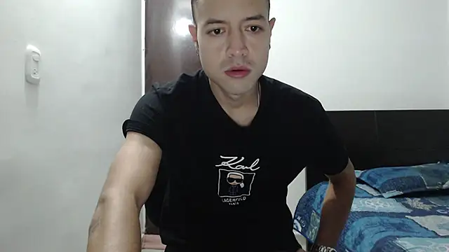 Snapshot of dimitriquiet05 chatting on December 17, 4:34 am dimitriquiet05 online show from December 17, 4:34 am