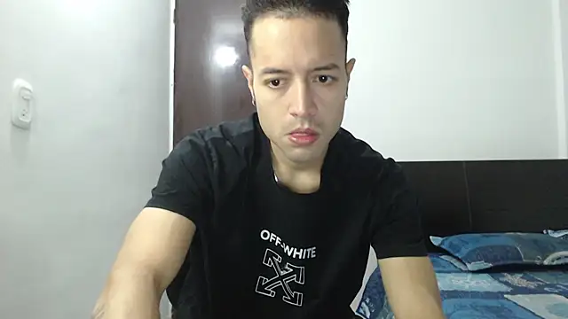 Snapshot of dimitriquiet05 chatting on December 18, 1:59 am dimitriquiet05 online show from December 18, 1:59 am